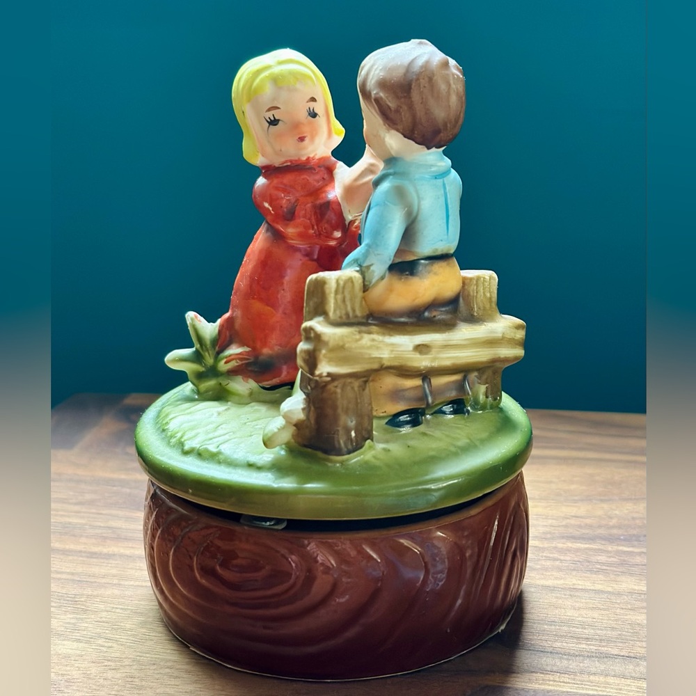 LAST CHANCE* Vintage ceramic rotating music box